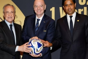 在世俱杯半决赛前，皇马主席弗洛伦蒂诺与巴黎主席纳赛尔互赠礼物