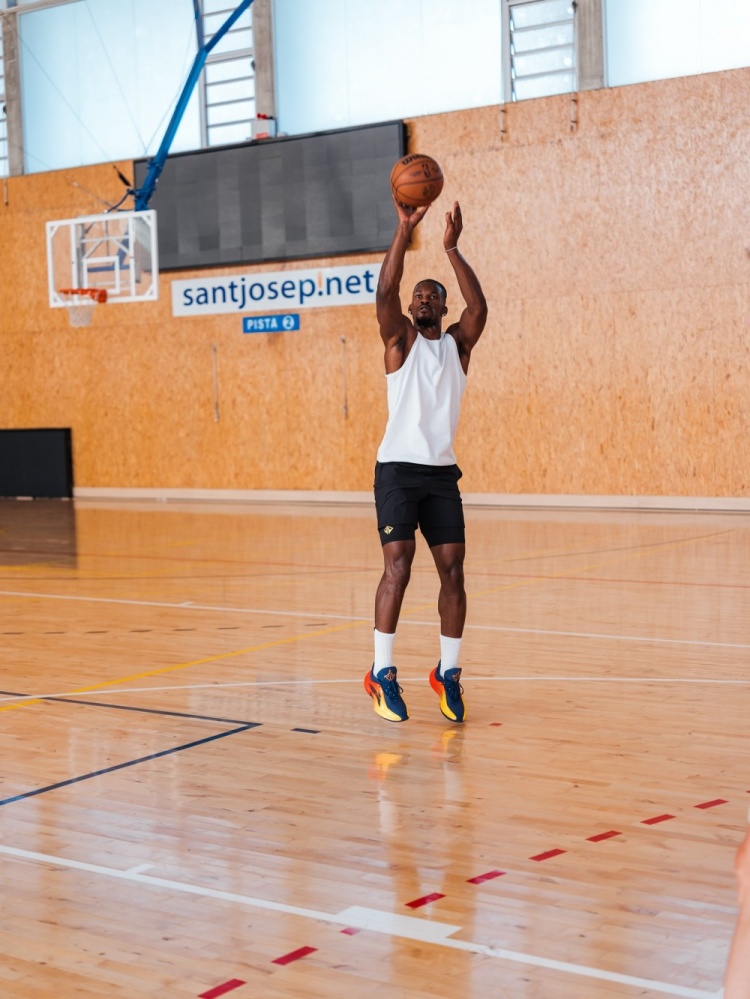 不打码了！巴特勒西班牙度假打球上脚新一代签名鞋